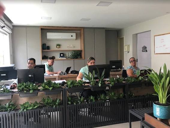 Equipe da Villa Boa Contabilidade em atendimento no escritório do Jardim América, em Goiânia